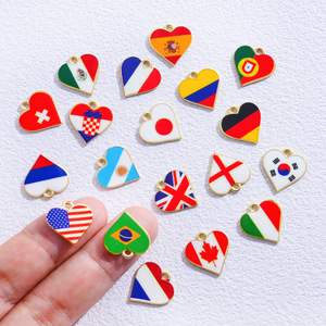Pendentif en forme <span class=keywords><strong>de</strong></span> cœur avec drapeaux des États-Unis, du Canada, du Mexique, <span class=keywords><strong>de</strong></span> la France, <span class=keywords><strong>de</strong></span> l'Allemagne, du Brésil, <span class=keywords><strong>de</strong></span> l'Espagne, du Royaume-Uni pour la création <span class=keywords><strong>de</strong></span> bijoux DIY - Product Image 3