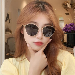 แว่นกันแดดทรงรีสไตล์เรโทรสุดฮิต กรอบสีทอง ป้องกันรังสียูวี 400 โพลาไรซ์ สำหรับทุกเพศ เหมาะสำหรับขับรถ เลนส์แบบที่ 3 สีโอเชียนพาวเดอร์ - Product Image 1