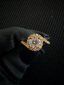Anillo de compromiso de plata 925 con diamante cultivado en laboratorio, corte ovalado, halo pavé, chapado en oro, joyería de boda para mujer - Product Image 1