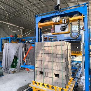 เครื่องผลิตบล็อกคอนกรีตแบบอัตโนมัติควบคุมด้วย PLC พร้อมระบบอินเตอร์ล็อค สำหรับวางซ้อนและบรรจุ พร้อมเครื่องแยกพาเลทแบบอัตโนมัติ - Product Image 4