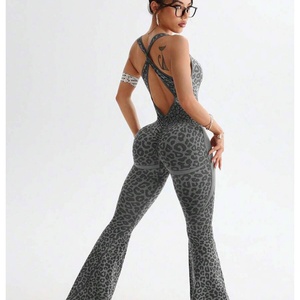 ชุดบอดี้สูทโยคะลายเสือดาวแบบชิ้นเดียวสำหรับผู้หญิง พร้อมแผ่นรองหน้าอก กางเกงขาบานสำหรับออกกำลังกาย จั๊มสูทแบบไขว้หลังสำหรับผู้หญิง - Product Image 3