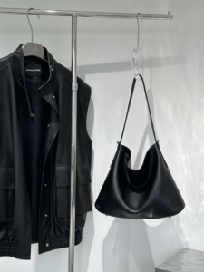 Sac fourre-tout en cuir surdimensionné et souple, style britannique, en cuir de buffle texturé avec doublure en daim, fabrication artisanale française, B2B OEM ODM - Product Image 2