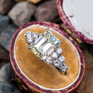 Anello con Stella in Cristallo Tagliato Rettangolarmente per Donne, Accessorio Minimalista alla Moda per Uso Quotidiano e Regalo - Product Image 1