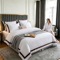 Parure de lit brodée de luxe, housse de couette en satin de couleur blanche avec taies d'oreiller et drap plat