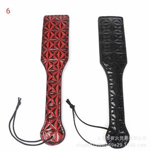 Pala de cuero roja con diseño de diamantes, un juguete sexual único y erótico, vendido directamente por el fabricante. - Product Image 1