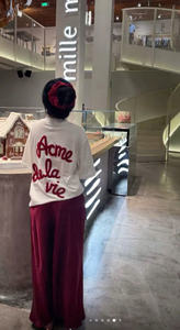 Ensemble 3 pièces pour tous les jours : pull à lettres, jupe en soie rouge et élastique pour cheveux – Style décontracté, col rond, manches courtes – Échantillon disponible - Product Image 5