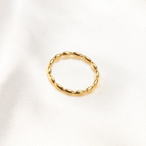 Nouveaux produits d'usine en gros : Bague géométrique simple en acier titane et or 18 carats, en acier inoxydable, inaltérable, de style moulé, ornement - Product Image 3
