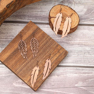 Pendientes colgantes huecos con forma de hoja de pluma Vintage geométricos de aleación para mujer UIONEN 1206 - Product Image 1