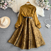 Personnalisé haut de gamme luxe léger à manches longues col en V taille plissée minceur mi-longueur A-ligne jaune or jacquard robe