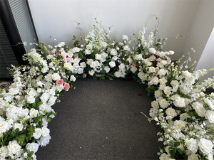 Decorazione Realistica con Rose Bianche Artificiali in Seta e Foglie Verdi, Runner Floreale Alto per Corridoi Nuziali e Scenografie - Product Image 6
