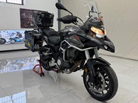 Moto de tourisme d'aventure Benelli TRK502 500cc à refroidissement par eau, bicylindre, avec coffres latéraux et supérieur en aluminium