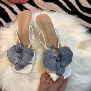 Sandales de luxe à talons hauts style papillon orchidée, sandales tendance avec motif floral pour la plage - Product Image 2