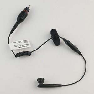 Auricular profesional con cable NNTN8294A con cable de 11.5 pulgadas (29 cm) para walkie-talkie serie APX - Product Image 3