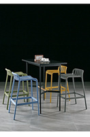 Tabouret de bar design nordique, moderne et minimaliste, en plastique, empilable, style luxe léger, très tendance, pour bars et extérieur