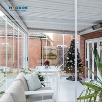 Pérgola bioclimática moderna con persianas ajustables y sistema de luz LED integrado