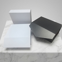Boîte cadeau de luxe en papier noir recyclé avec logo personnalisé artisanal, couvercle magnétique et plateau d'insertion polyvalent
