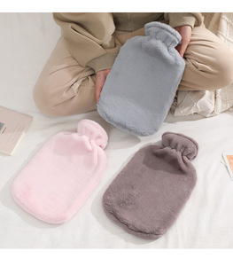 Bouteille d'eau chaude réutilisable de 2000 ml avec logo personnalisé, chauffe-mains tendance avec housse en <span class=keywords><strong>peluche</strong></span> épaisse anti-explosion - Product Image 4