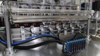 Machine de scellage et d'étiquetage automatique Xtime multi-têtes linéaires pour bouteilles, bocaux et barquettes, avec film en aluminium en rouleau et chauffage