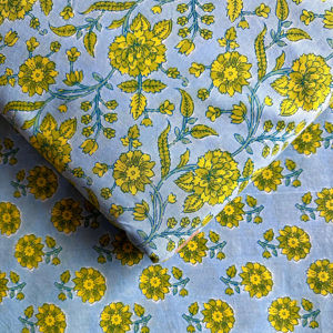 Tela Cambric brillante y alegre con una mezcla de patrones y motivos florales para una ropa elegante y elegante - Product Image 1