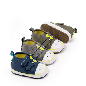 Chaussures pour bébé garçon nouveau-né en toile à semelle souple avec motif d'animaux mignons en vrac - Product Image 1