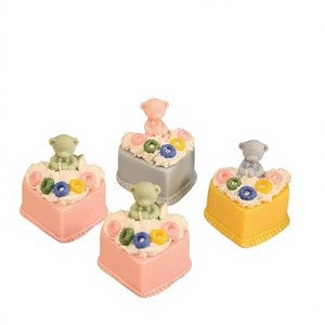 Caja <span class=keywords><strong>de</strong></span> regalo <span class=keywords><strong>de</strong></span> cumpleaños con vela <span class=keywords><strong>de</strong></span> oso adorado, <span class=keywords><strong>de</strong></span> cera <span class=keywords><strong>de</strong></span> soja, forma <span class=keywords><strong>de</strong></span> corazón, hecha a mano, para dormitorio, con donut festivo - Product Image 1