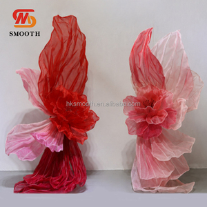 Nouvelle Arrivée Fleur en Gaze de Soie Éthérée Lisse, Fleur en Organza Rouge Dégradé de Luxe pour Décoration de Fond de Mariage - Product Image 3