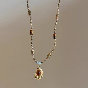 Collier chaîne en or de style vintage ; collier avec pierre précieuse en forme de cœur scintillante - Product Image 3