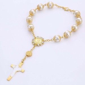 Pulsera de Perlas de Vidrio de 10 mm con Medalla de Nuestra Señora y Centro de Diamantes de Imitación de San Benito, Regalo para Bautizo y Comunión - Product Image 3