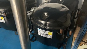 คอมเพรสเซอร์แบบลูกสูบสำหรับเครื่องทำความเย็น รุ่น Original 7HP R134A รุ่น <span class=keywords><strong>AE4440Y</strong></span> AE4456Y 1HP 220-240V 50Hz สำหรับห้องเย็น - Product Image 4