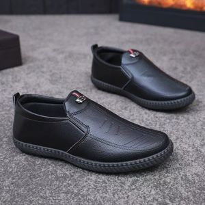 Nuove Scarpe da Uomo con Suola Morbida e Superficie Liscia, Leggere e Casual, Modello Slip-On - Product Image 5