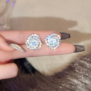 Orecchini a lobo scintillanti con pavé completo a forma di rosa per donna, eleganti gioielli floreali per le orecchie - Product Image 2