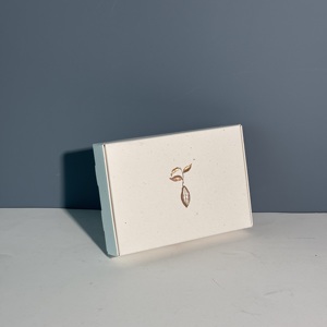 Caja <span class=keywords><strong>de</strong></span> Cartón Blanca Minimalista Premium para Envíos, con Textura <span class=keywords><strong>de</strong></span> Lino y Detalles en Dorado, para Empaque <span class=keywords><strong>de</strong></span> Regalos <span class=keywords><strong>de</strong></span> Comida <span class=keywords><strong>de</strong></span> Alta Gama - Product Image 3