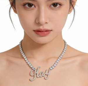 จี้ห้อยคอแบบปรับแต่งชื่อได้ <span class=keywords><strong>Hiisees</strong></span> ชุบทอง 18K พร้อมสร้อยคอเทนนิสประดับเพชร CZ สำหรับผู้หญิงผู้ชาย ทำจากทองเหลืองและเพชรซิร์คอน เหมาะสำหรับเป็นของขวัญ - Product Image 1