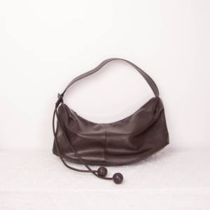 Bolso de hombro cruzado de piel de oveja curtida vegetalmente color café con cristales, estilo casual y relajado, con cierre de cremallera y forma de media luna. - Product Image 1