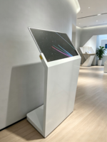 Kiosque OLED Transparent 30 pouces, Transmittance Élevée 43%, Affichage Numérique Tactile 10 Points, Android/PC SDK pour Expositions Intérieures et Commerce de Détail OEM