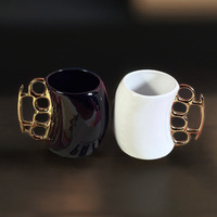 Tasse en céramique anti-explosion à motif dessin animé, avec poignée en forme de poing, corps courbé de couleur unie, forme irrégulière, résistante aux hautes températures et utilisable au micro-ondes