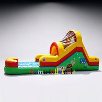 Un petit toboggan aquatique gonflable convient à la location pour une utilisation dans la cour d'une maison.