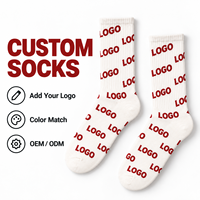 Chaussettes mi-mollet personnalisées blanc crème, motif textuel rouge répété, chaussettes en tricot côtelé avec service d'ajout de votre logo