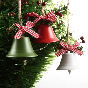 Großhandel Weihnachten Eisen Jingle Bells Hängende Dekorationen Weihnachts baum Anhänger Glocke Mit Bogen Berry Rope Ornamente