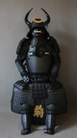 Armures de samouraï japonaises traditionnelles synthétiques de haute qualité Tosei-gusoku avec cornes de taureau Kabuto Série TV