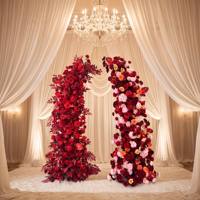 Arche florale artificielle rouge-orangée EverBloom Studio pour décoration de scène de mariage de luxe