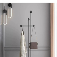 Porte-vêtements multi-niveaux en métal sur pied avec base en marbre, barre transversale asymétrique, support de suspension pour vêtements avec crochets ronds
