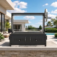 Barbecue à charbon de bois Santa Maria argentin en fonte avec grille en V, rôtissoire motorisée, chariot et module de cuisine extérieure de luxe