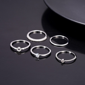 Set di cinque anelli impilabili geometrici rotondi, gioielli minimalisti in stile bohémien. - Product Image 3