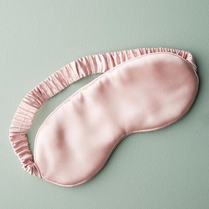 Ensemble de sommeil quatre saisons en satin de soie de luxe avec logo personnalisé, imprimé par transfert thermique, comprenant un masque de sommeil confortable et doux, une taie d'oreiller et un chouchou - Product Image 6