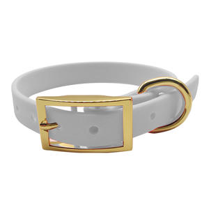 Hochwertiges, robustes, wasserdichtes und verstellbares PVC-Hundehalsband mit breiter Schnalle aus goldfarbenem Metall. - Product Image 6