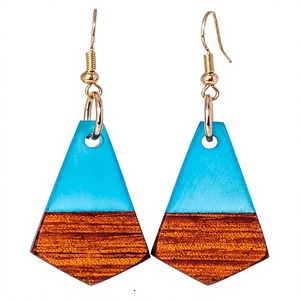Nouvelles Boucles d'oreilles créoles tendance en bois et résine, motif texturé vert et violet, avec crochet plaqué or, bijoux vintage unisexe pour femme et soirée - Product Image 3