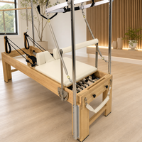 Machine de Pilates Cadillac Reformer portable en chêne sur mesure avec barre de pieds externe, table trapèze complète et boîte pour entraînement corporel en studio