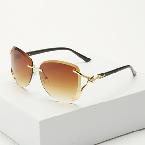 Nuevas <span class=keywords><strong>Gafas</strong></span> <span class=keywords><strong>de</strong></span> <span class=keywords><strong>Sol</strong></span> <span class=keywords><strong>de</strong></span> Lujo Sin Montura para Mujer, con Diseño <span class=keywords><strong>de</strong></span> Cabeza <span class=keywords><strong>de</strong></span> Zorro Metálica, Protección UV para Exteriores, Lentes <span class=keywords><strong>de</strong></span> Espejo con Diseño Oceánico - Product Image 5