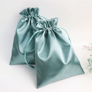 Bolsas de Embalaje para Pelucas al por Mayor, Bolsa de Satén de Lujo con Cordón y Logotipo Metálico Dorado para Ropa - Product Image 6